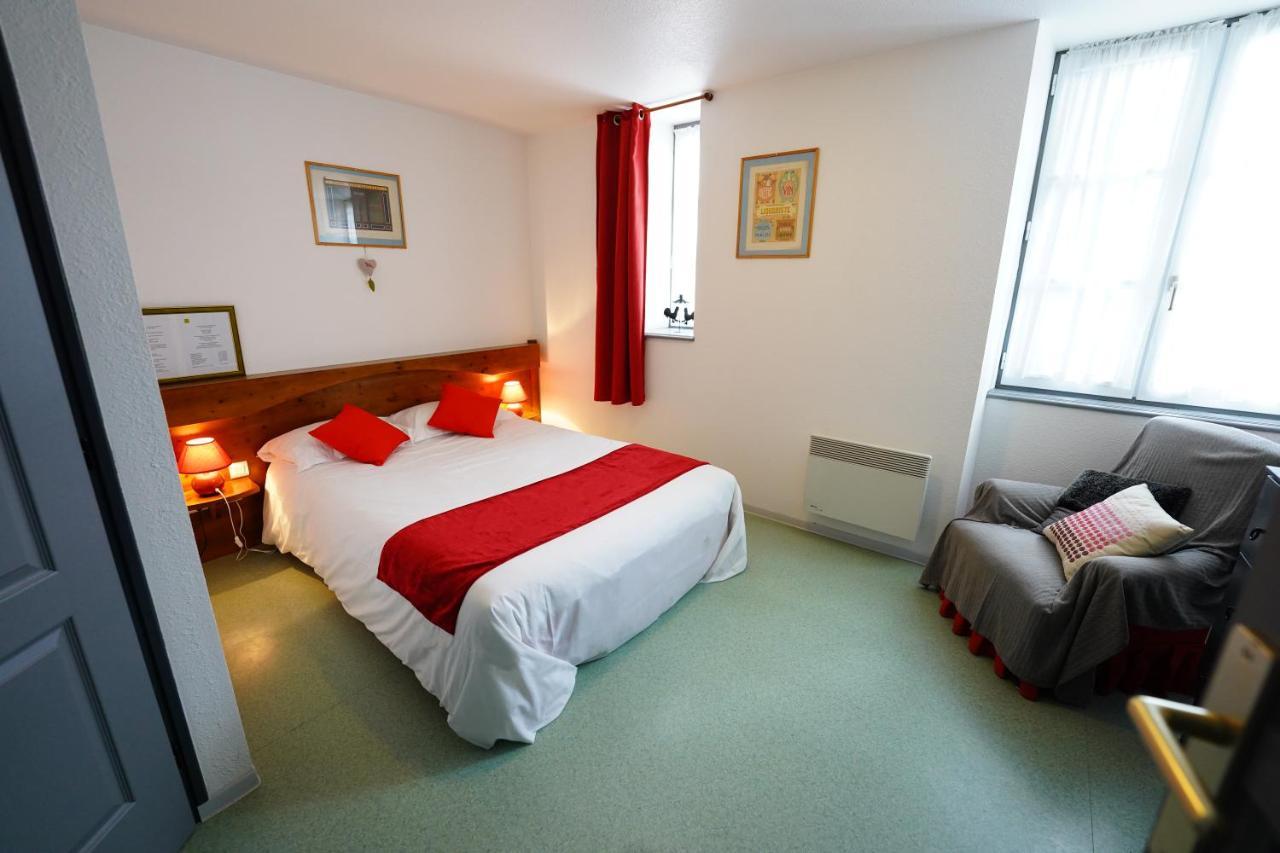 Logis Hotel Le Relais Des Remparts Allanche Bagian luar foto